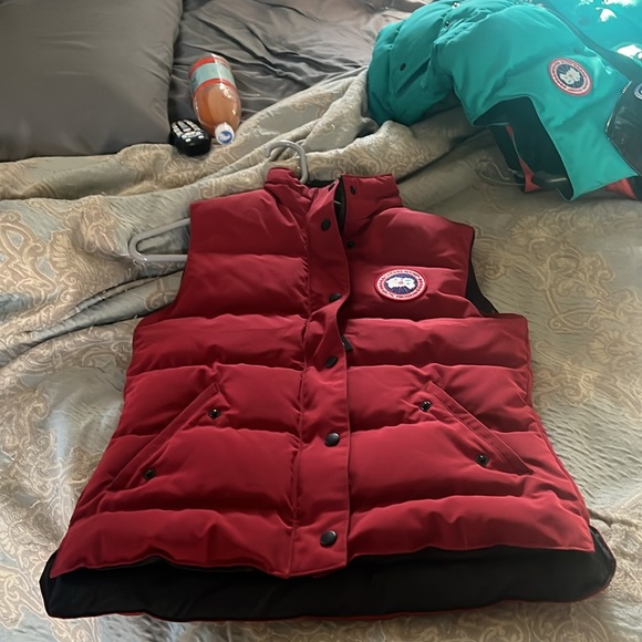 Red Canada goose vest puffer size small. - Picture 2 of 4